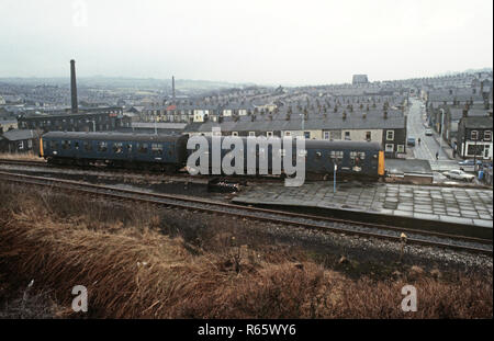 Diesel Multiple Unit bei Nelson Station auf der British Rail Preston zu Colne Eisenbahnlinie, Lancashire, Großbritannien Stockfoto