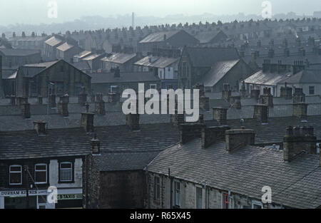 Reihenhäuser bei Nelson auf der Preston zu Colne Eisenbahnlinie, Lancashire, Großbritannien Stockfoto