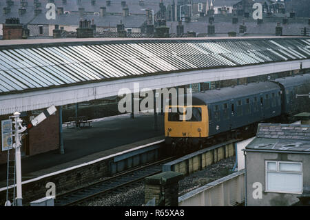 Diesel Multiple Unit in Nelson Station auf der Preston zu Colne Eisenbahn Stockfoto