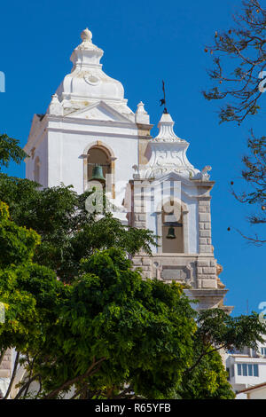 Ein Blick auf die Türme der Igreja Santo Antonio, oder Santo Antonio Kirche in der historischen Altstadt von Lagos in Portugal. Stockfoto