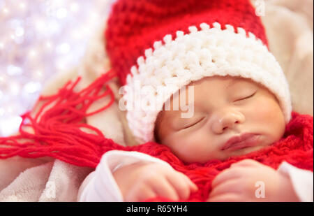 Süßes Baby schlafen in Weihnachten Kostüm Stockfoto