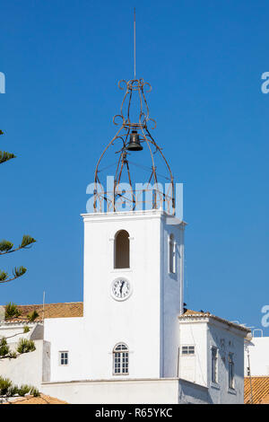 Der Torre do Relogio Clock Tower in der historischen Altstadt von Albufeira, Portugal. Stockfoto