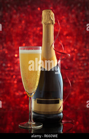 Champagner und Weihnachtsbeleuchtung. Stockfoto