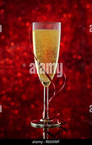 Champagner und Weihnachtsbeleuchtung. Stockfoto