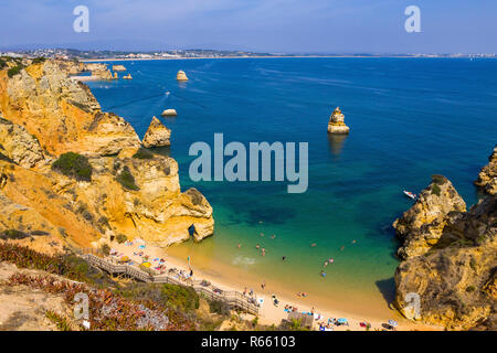 Malerischen Blick auf Praia do Camilo Strand in Lagos, Algarve, Portugal. Praia do Camilo ist einer der besten Strände in Lagos. Stockfoto