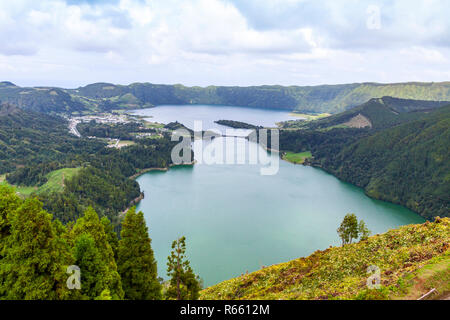 Malerischer Blick auf den See von Sete Cidades (ist sogar Städte See'), einem vulkanischen Kratersee auf Sao Miguel, Azoren, Portugal (Azoren) Stockfoto