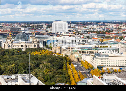 Reichstag (Bundestag) Gebäude und Brandenburger Tor (Brandenburger Tor) - eines der Wahrzeichen von Berlin, Deutschland Stockfoto