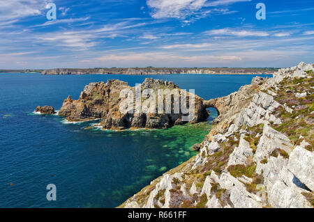 Küste bei Pointe de Dinan - Küste in der Bretagne am Pointe de Dinan in der Bretagne, Frankreich Stockfoto