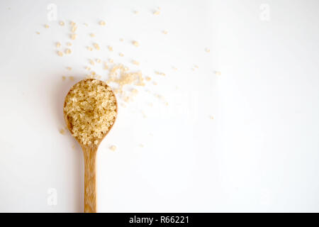 Brauner Zucker in einem Kochlöffel auf weißem Hintergrund mit kopieren. Stockfoto