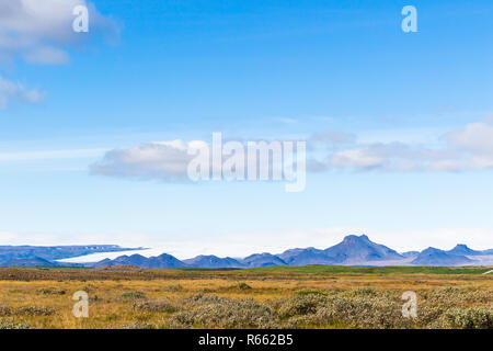 Blauer Himmel über isländische Land im Herbst Stockfoto