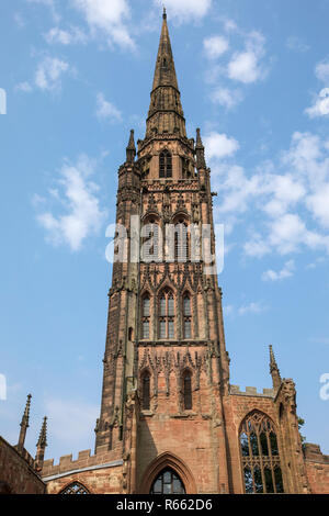 Nach oben am Turm der alten Kathedrale von Coventry, die auch als St. Michaels, die während einer Bombardierung durch die Luftwaffe in der S zerstört wurde bekannt Stockfoto