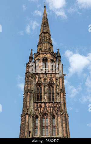 Nach oben am Turm der alten Kathedrale von Coventry, die auch als St. Michaels, die während einer Bombardierung durch die Luftwaffe in der S zerstört wurde bekannt Stockfoto