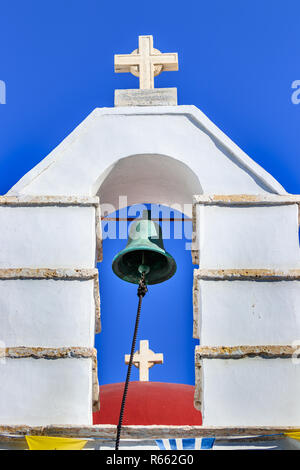 Zwei Kreuze in der Perspektive mit Glockenturm und eine Kuppel in Mykonos, Griechenland. Stockfoto