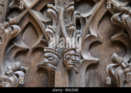 Einen schönen verzierten steinbildhauerei an der Außenseite des zerbombten Ruinen der Kathedrale von Coventry in Großbritannien. Stockfoto