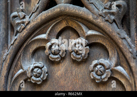 Einen schönen verzierten steinbildhauerei an der Außenseite des zerbombten Ruinen der Kathedrale von Coventry in Großbritannien. Stockfoto