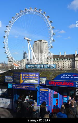 London Eye oder Millennium Wheel am Südufer der Themse in London England, UK Stockfoto