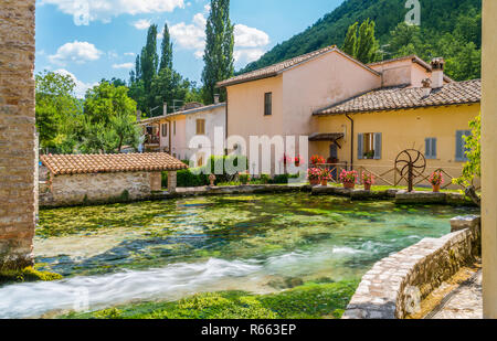 Rasiglia, einem kleinen Dorf in der Nähe von Foligno, Provinz Perugia. Umbrien, Italien. Stockfoto