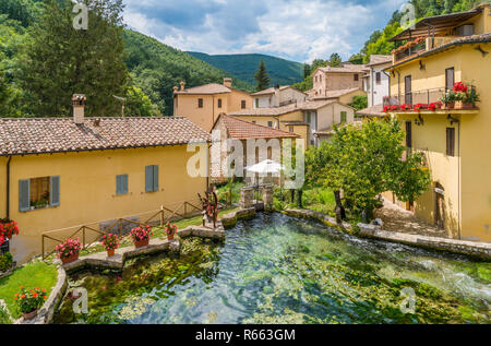 Rasiglia, einem kleinen Dorf in der Nähe von Foligno, Provinz Perugia. Umbrien, Italien. Stockfoto