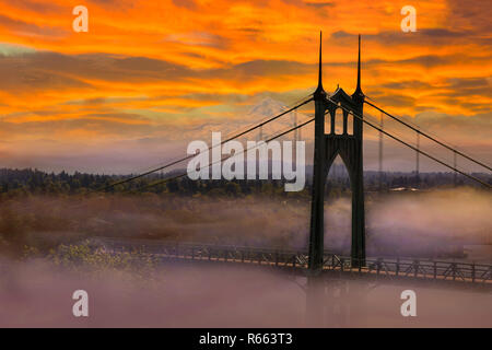 Mount Hood von St Johns Brücke bei Sonnenaufgang in Oregon Stockfoto