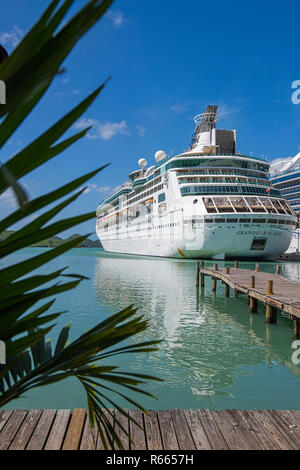 Royal Caribbean Grandeur of the Seas Kreuzfahrtschiff an der St. John's Hafen Antigua Stockfoto
