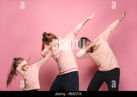 Die tanzenden Jungen Familie auf Rosa Stockfoto