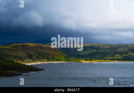 Malerische sonnenbeschienenen Küste mit weißen Strand auf der Insel Skye in Schottland Stockfoto