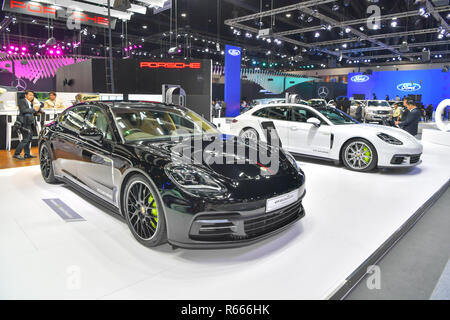 NONTHABURI - 28. NOVEMBER: Porsche Panamera 4S Executive Auto auf Anzeige an der 35th Thailand International Motor Expo am 28. November 2018 in Nonthabur Stockfoto