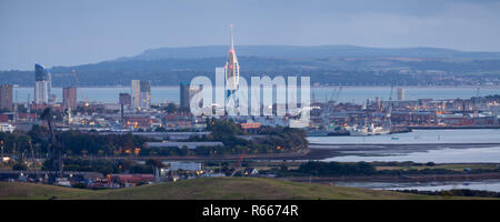 Die Portsmouth Skyline der Stadt einschließlich der Spinnaker Tower. Die Isle of Wight kann in der Ferne sehen. Stockfoto