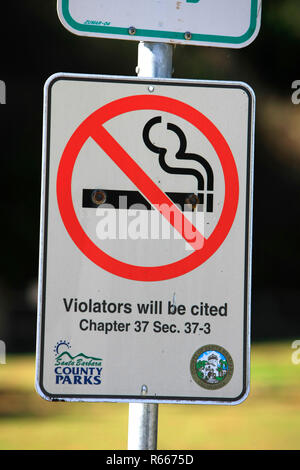 No Smoking Sign im Auftrag von Santa Barbara County Parks, Kalifornien Stockfoto