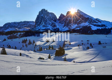 Winter Sonnenaufgang über Seiser Alm mit Blick auf den Langkofel und Plattkofel, Dolomiten, Italien Stockfoto