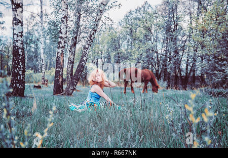 Blonde Frau Ruhen im Gras Stockfoto