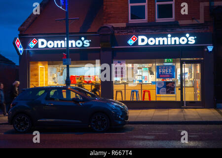 Dämmerung Image der Shop Front von Domino's Pizza in Rotherham, South Yorkshire, England Stockfoto