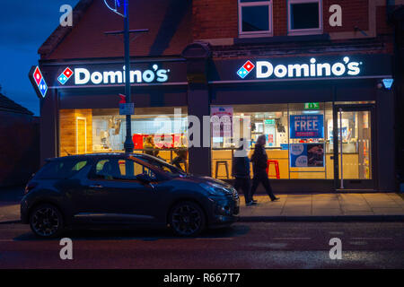 Dämmerung Image der Shop Front von Domino's Pizza in Rotherham, South Yorkshire, England Stockfoto