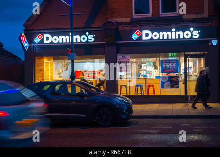 Dämmerung Bild der Shop Front von Domino's Pizza in Rotherham, South Yorkshire, England Stockfoto