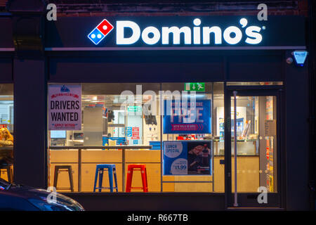 Dämmerung Image der Shop Front von Domino's Pizza in Rotherham, South Yorkshire, England Stockfoto