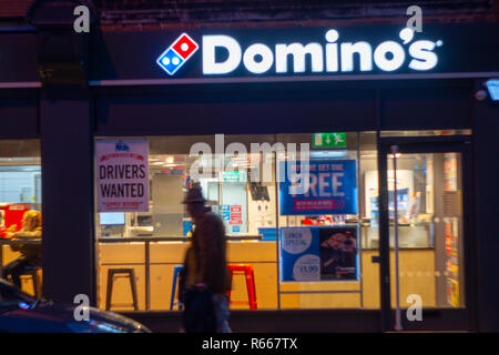 Shop vor der Dämmerung Bild von Domino's Pizza in Rotherham, South Yorkshire, England Stockfoto