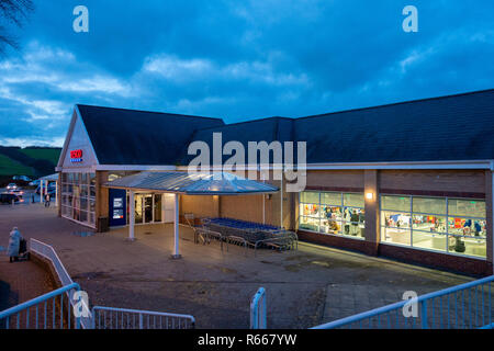 Shop vor der Dämmerung Bild eines beleuchteten Tesco Supermarkt Dinnington, Rotherham, South Yorkshire Stockfoto