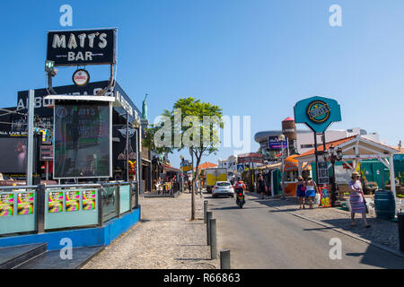 ALBUFEIRA, PORTUGAL - 13. JULI 2018: Ein Blick auf die Avenida Sa Carneiro, wie der Streifen, in Albufeira, Portugal am 13. Juli 2018 bekannt. Der Streifen ist bekannt Stockfoto