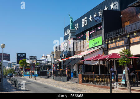 ALBUFEIRA, PORTUGAL - 13. JULI 2018: Ein Blick auf die Avenida Sa Carneiro, wie der Streifen, in Albufeira, Portugal am 13. Juli 2018 bekannt. Der Streifen ist bekannt Stockfoto