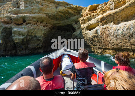 BENAGIL, PORTUGAL - 16. JULI 2018: eine Bootsfahrt entlang der Küste der Algarve besuchen die atemberaubende Benagil Höhlen in Portugal, am 16. Juli 2018. Stockfoto