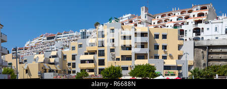 ALBUFEIRA, PORTUGAL - 13. JULI 2018: Eine Ansicht von Ferienwohnungen in der Stadt Albufeira, Portugal, am 13. Juli 2018. Stockfoto