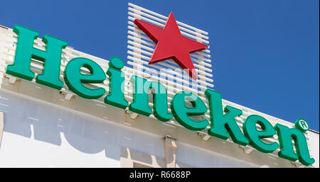 ALBUFEIRA, PORTUGAL - 13. Juli 2018: Die heineken Logo über eine Cocktailbar in der Altstadt von Albufeira, Portugal, am 13. Juli 2018. Stockfoto