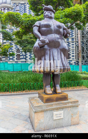 Medellin Januar 2018 Diese Bronzestatue, die einen gekleidet womn wurde vom Künstler Fernando Botero, erstellt und von dem sich der Antioquia gespendet Stockfoto