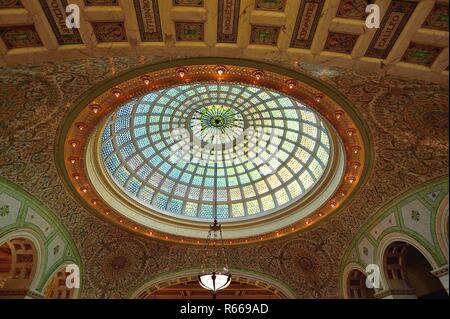 Chicago, Illinois, USA. Die 38-Fuß-Tiffany Glas Kuppel gestaltet von der Künstlerin J. A. Holtzer. In der Preston Bradley Hall im Chicago Cultural Center. Stockfoto