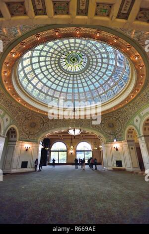 Chicago, Illinois, USA. Die 38-Fuß-Tiffany Glas Kuppel gestaltet von der Künstlerin J. A. Holtzer. In der Preston Bradley Hall im Chicago Cultural Center. Stockfoto