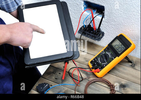 Junger Elektriker in einem Wohngebiet elektrische Installation arbeiten Stockfoto