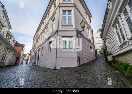 Engen kopfsteingepflasterten Gassen zwischen den alten traditionellen Häusern in Bergen. Stockfoto