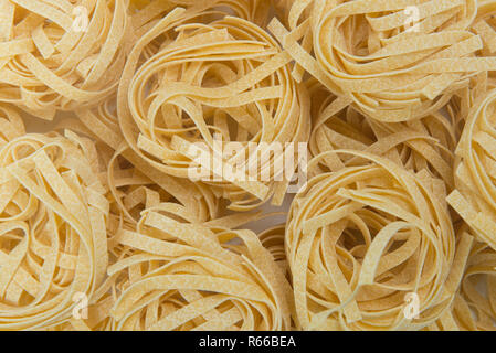 Italienische Fettuccine Pasta auf eine weiße Fläche Stockfoto