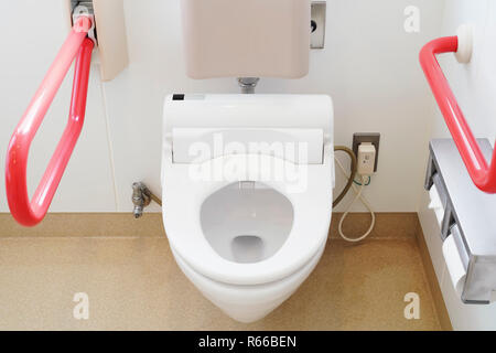 Wc und Handlauf für ältere Menschen an der Toilette, Konzept Stockfoto