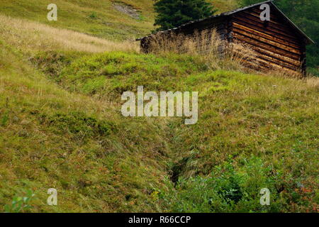 Holzhütte in den österreichischen Bergen anmelden Stockfoto
